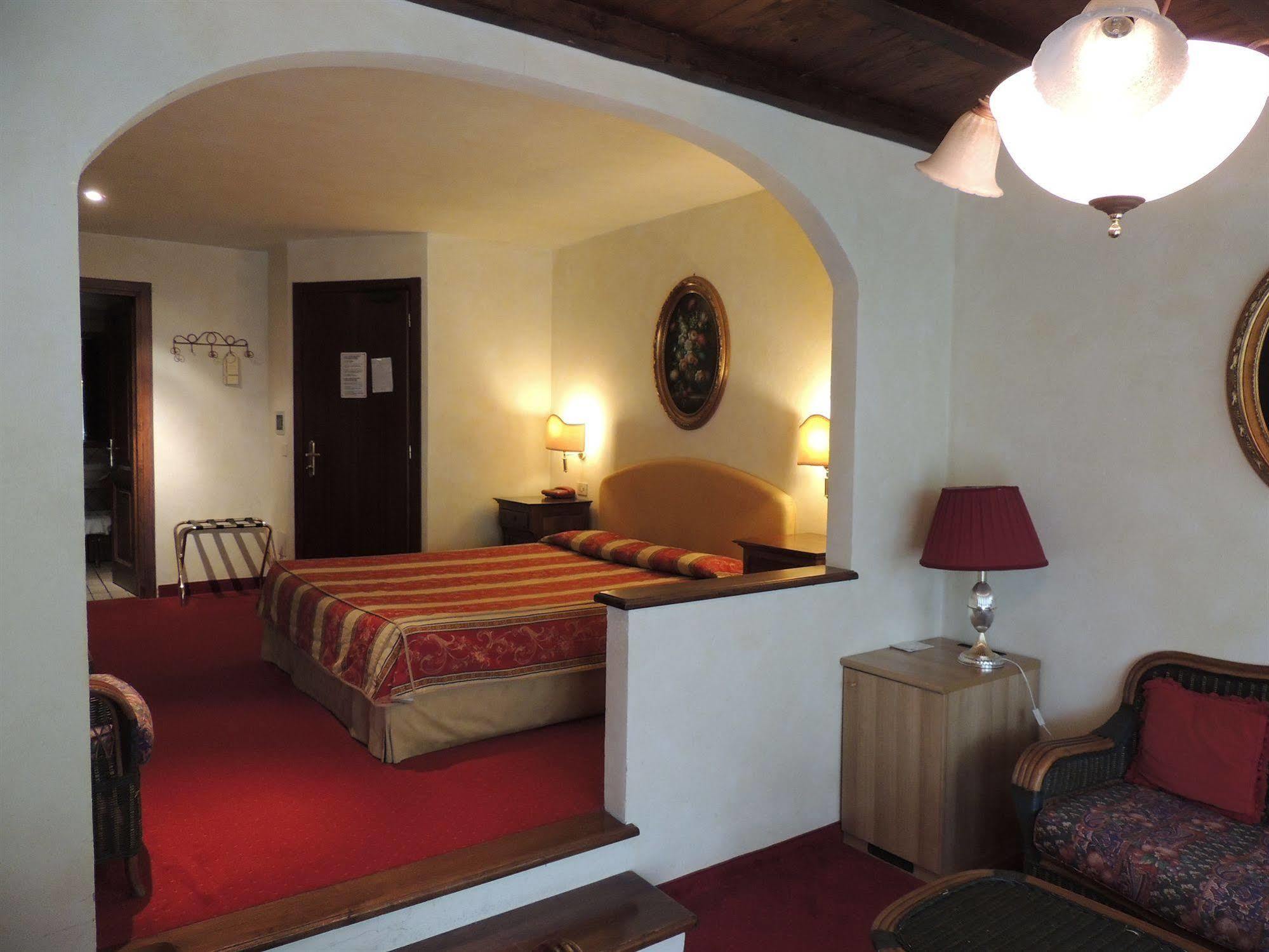 Вилла Country Relais I Due Laghi Ангвиллара-Сабация Экстерьер фото