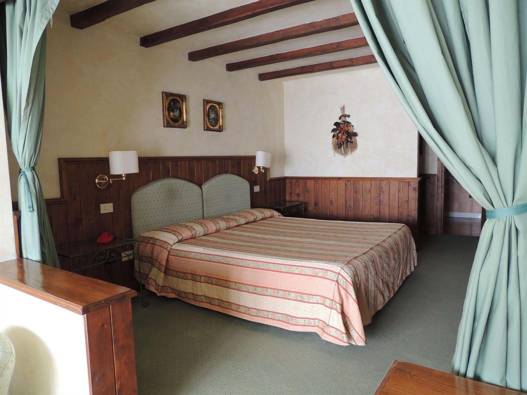 Вилла Country Relais I Due Laghi Ангвиллара-Сабация Экстерьер фото