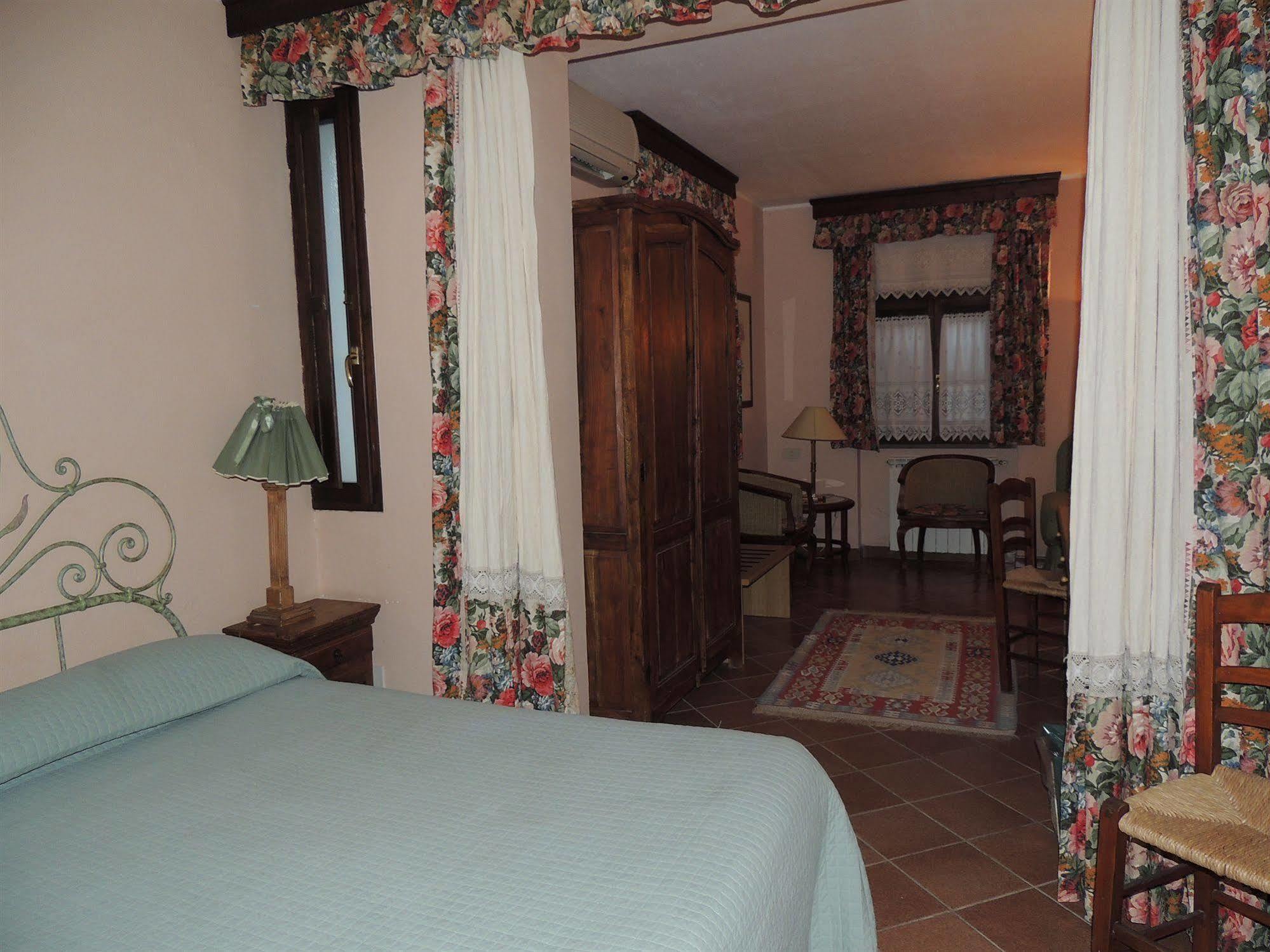 Вилла Country Relais I Due Laghi Ангвиллара-Сабация Экстерьер фото